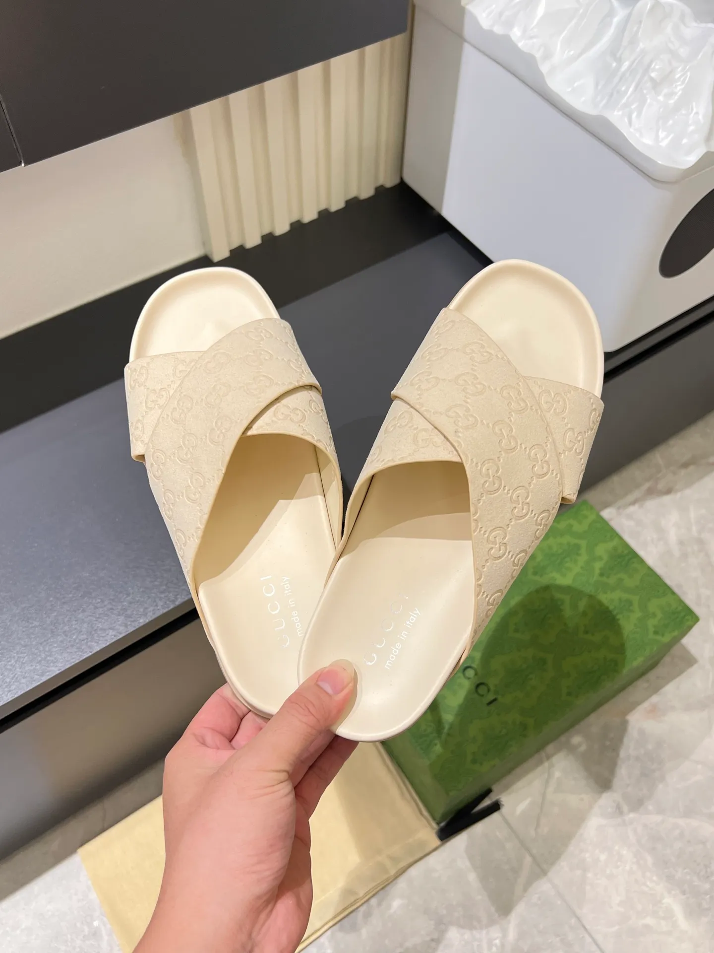 Men's Men's Shoes 💰p320 "GUCC＊" These slippers are made of GG polyester and feature a Gucci label on the front, adding a bold logo feel to the style. "Gucci Made in Italy" stamped label Rubber sole. Size 38-44